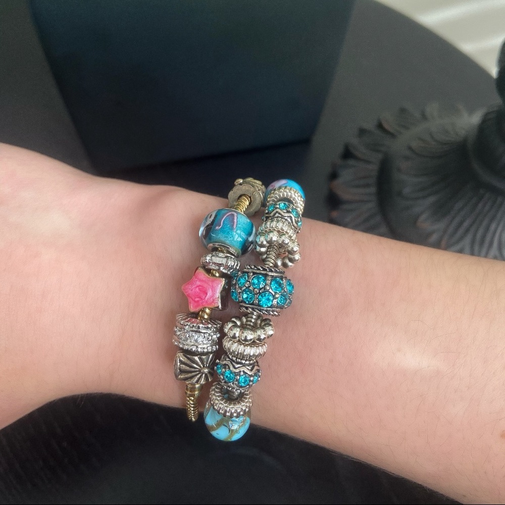 Charm bracelets in silver and gold